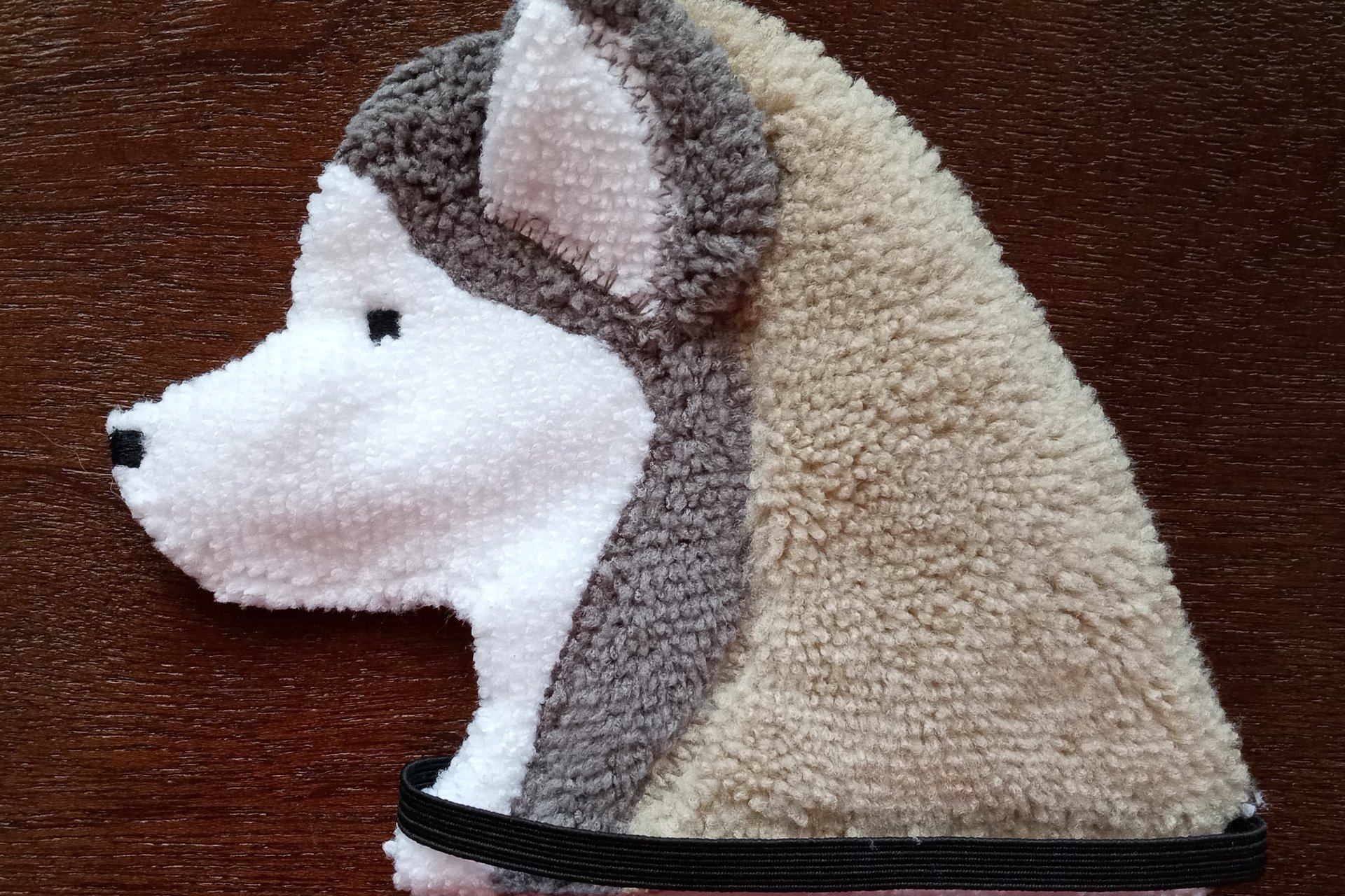Dog shaped cleaning cloth for cell phones and eyeglasses